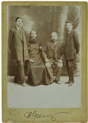 Фотография «Групповое фото с Митрополитом Антонием» [конец XIX - начало ХХ в.]. 17,9 * 12,8 см